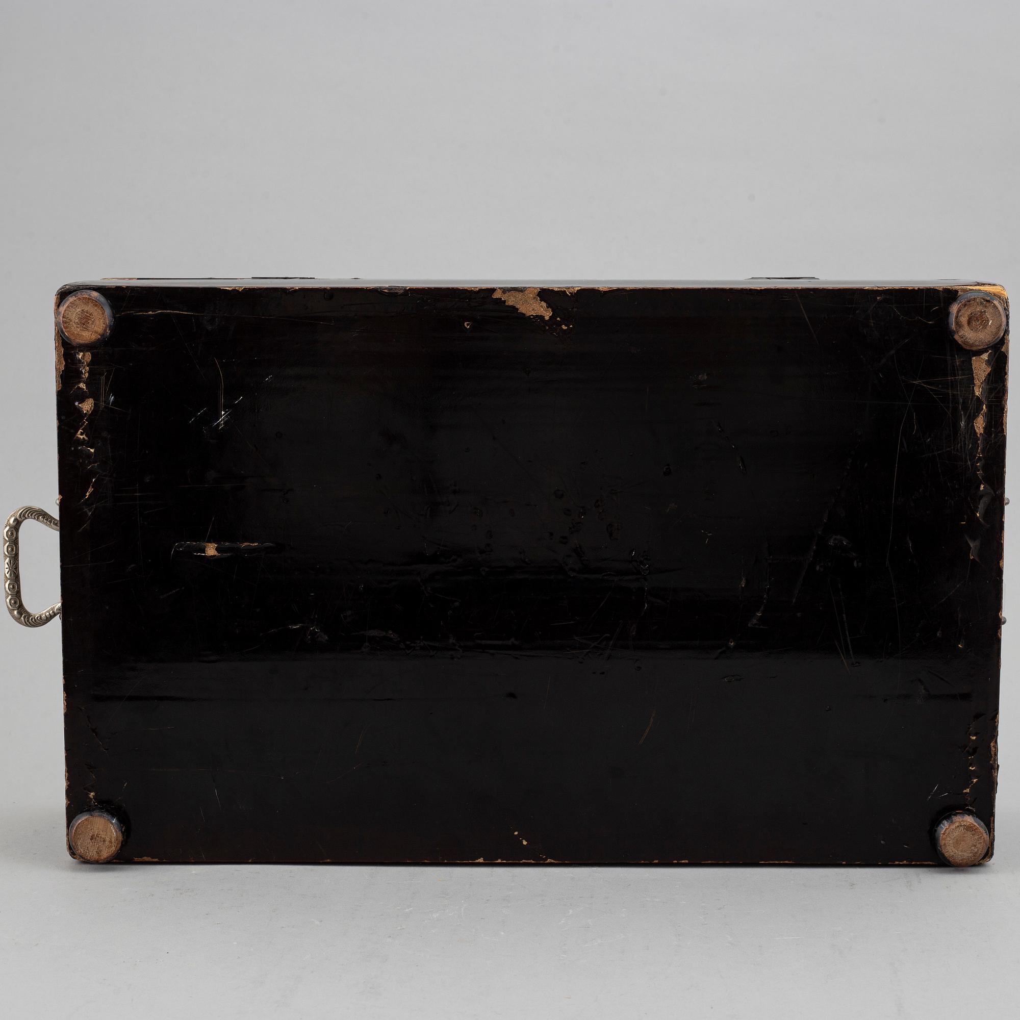 A chest, late Qing dynasty, 19th Century.