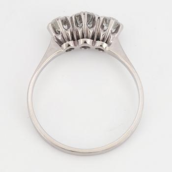 RING, med tre briljantslipade diamanter,