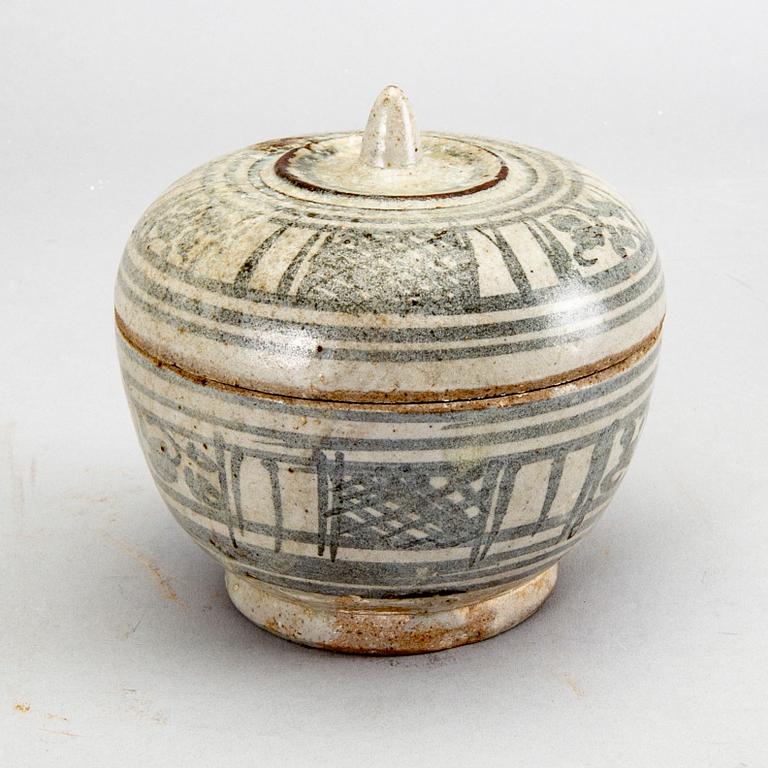 A set of six blue and white plates, a vase mounted as a lamp, and a jar with cover, Qin dynasty, Qianlong (1736-95).