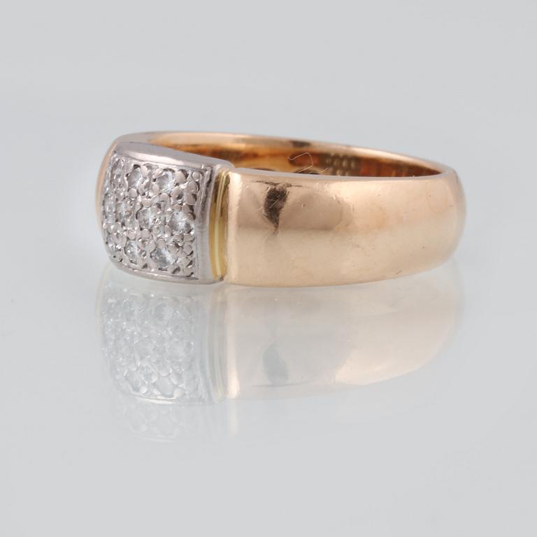 RING, 18K guld med briljantslipade dimanter 0.20 ct, utländska stämplar. Vikt 4,3 gram.