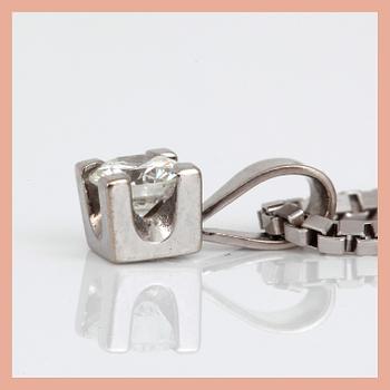 HÄNGE samt KEDJA, 18K vitguld med briljantslipad diamant ca 0,35 ct. Total vikt ca 7,68 g.