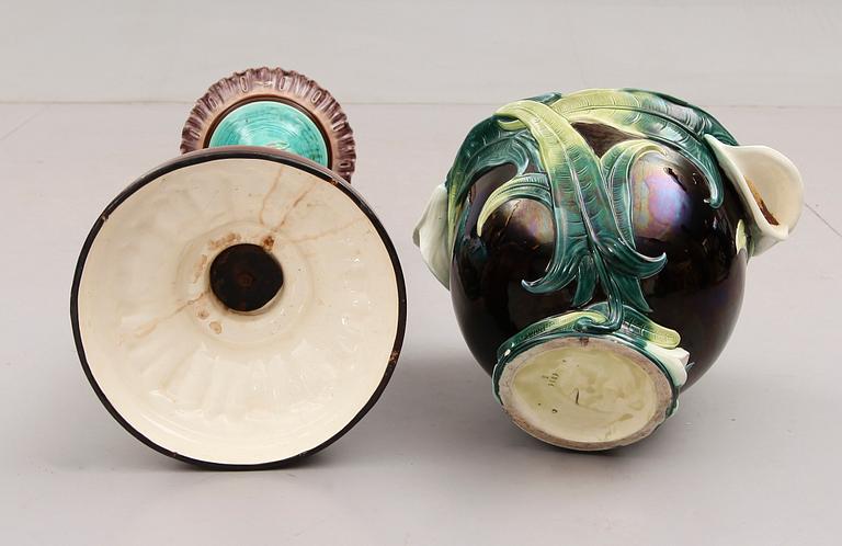 PIEDESTAL SAMT SNARLIKT YTTERFODER, majolika, Tyskland, omkring år 1900.