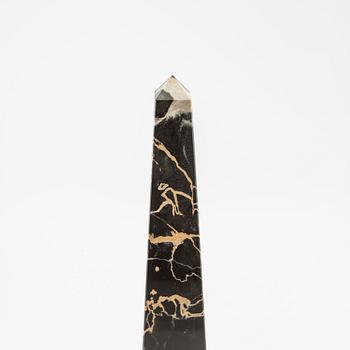 Obelisk och klot med ställ, 1900-talets andra hälft.