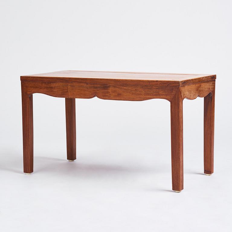 A huanghuali table, Qing dynasty.