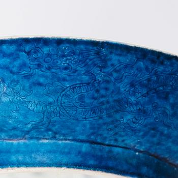 Fat, porslin. Mingdynastin, Xuandes märke och period (1426-35).