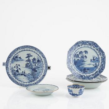 Seven pieces of blue and white porcelain, China, Qingdynasty, 18th century.