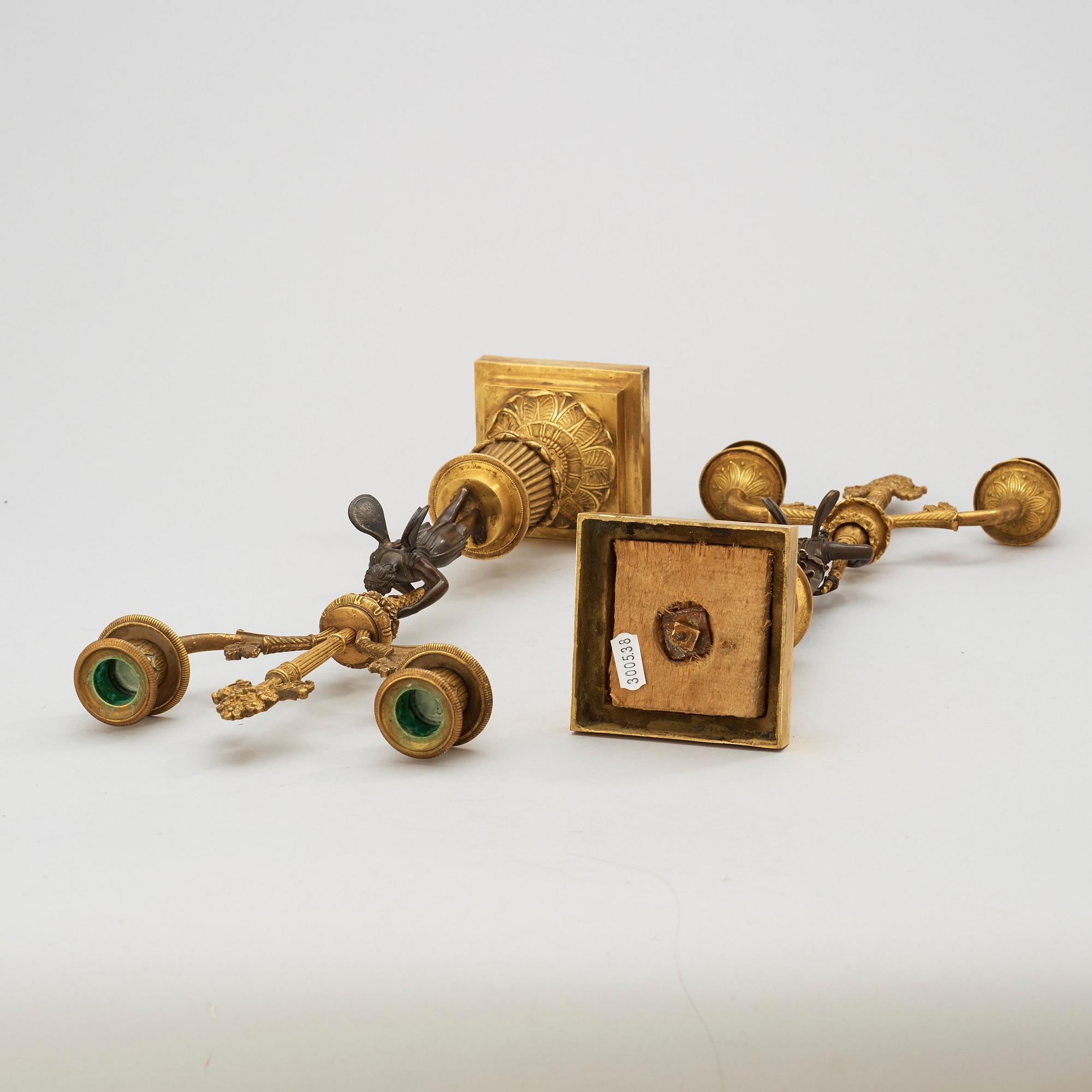 KANDELABRAR, för två ljus, ett par. Empire, 1800-talets början.