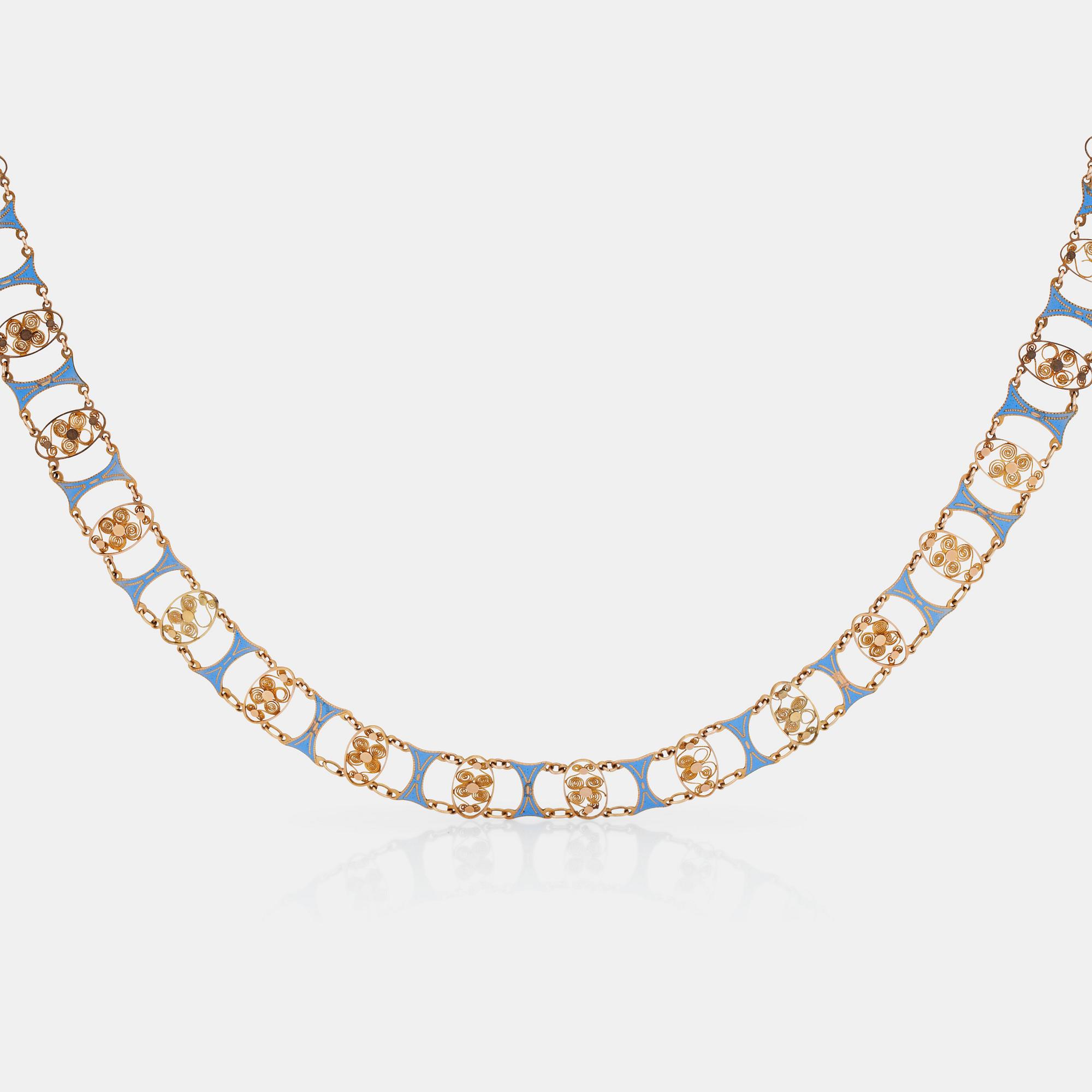 GARNITYR bestående av collier samt två armband med ljusblå emalj samt filigranarbete. Empire.
