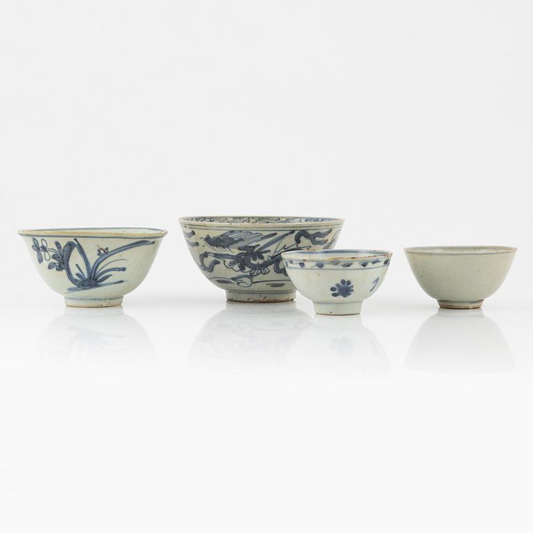 Four blue and white porcleain bowls, China, Ming dynasty, (1368-1644).
