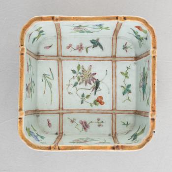 A Chinese porcelain bowl, late Qing dynasty.