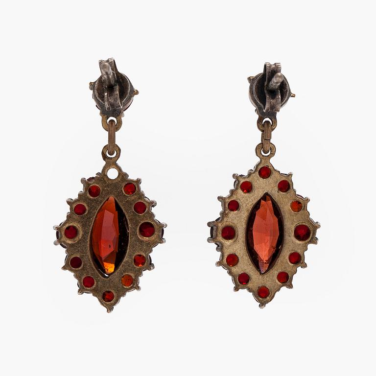 Necklace and earrings, Victorian, faceted garnets, gilded silver.