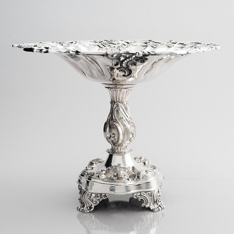 Gustaf Möllenborg, uppsatsskål på fot, silver, Stockholm 1848. Nyrokoko.