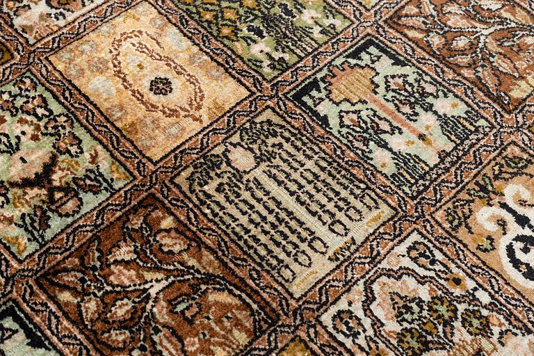 Matta, silke, ca 300 x 210 cm.