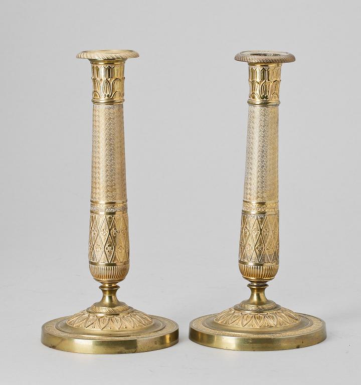 LJUSSTAKAR, ett par, förgylld brons, senempire, Frankrike, 1800-talets första hälft.