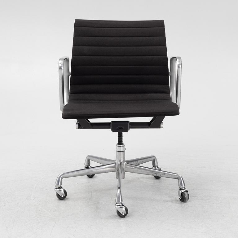 Charles & Ray Eames, swivel chair, 'EA 335', Norman Miller 1997.
