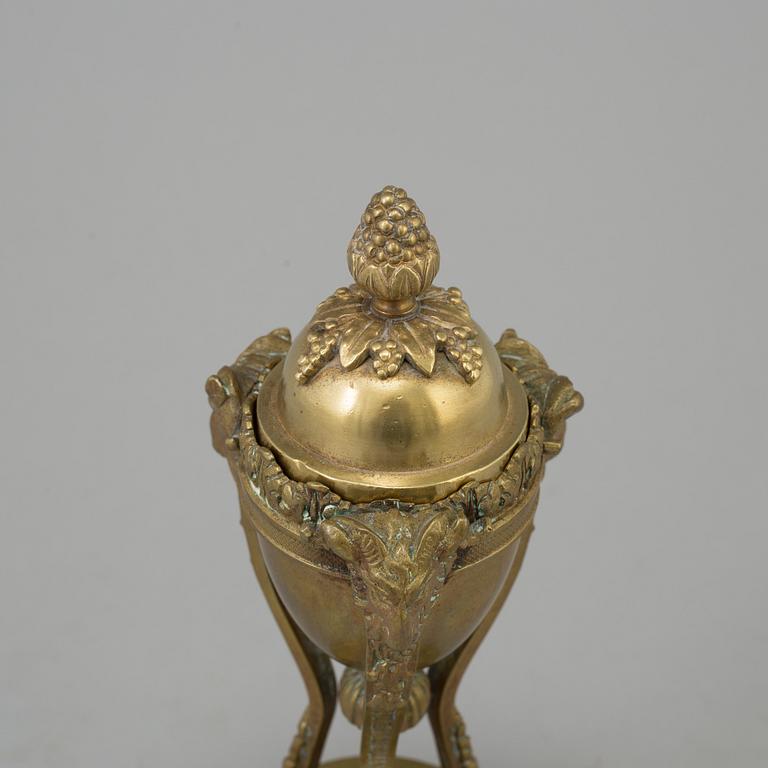 A LATE 18TH CENTURY BRONZE GUSTAVIAN CASSOLETTE.