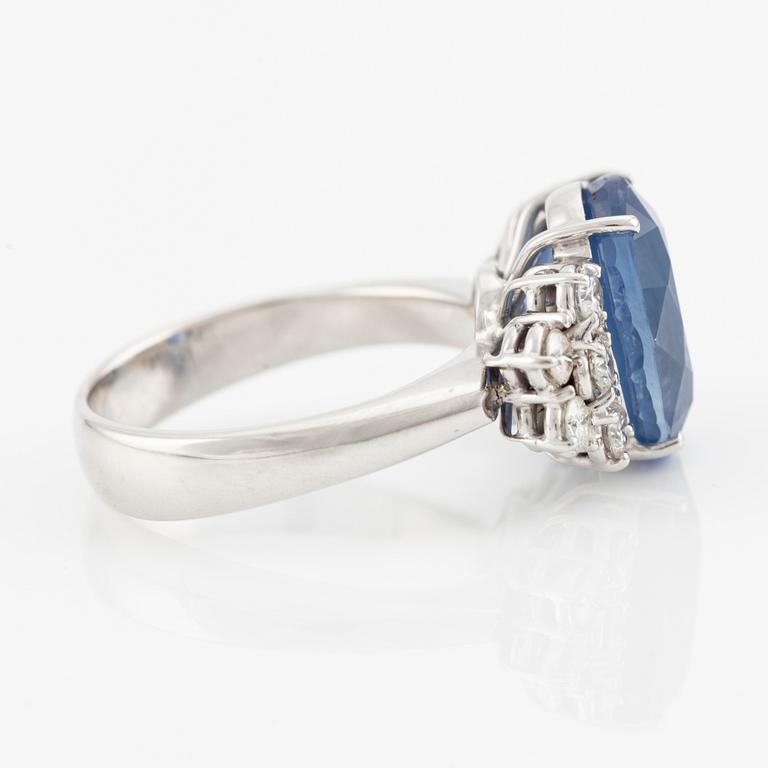 Ring in 18K gold with a faceted sapphire and round brilliant-cut diamonds.