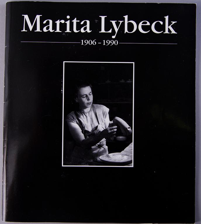 MARITA LYBECK, servisdelar, 28 st, keramik + bok "Marita Lybeck 1906-1990".