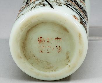 A glass brush pot, late Qing dynasty.