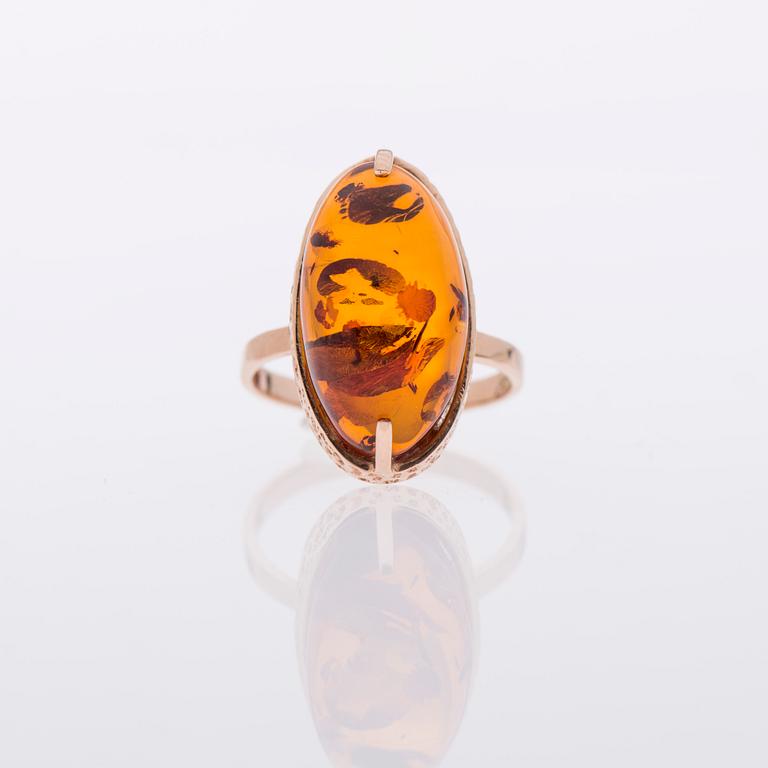 RING, 14K guld, bärnsten. Sovjetiska stämplar.