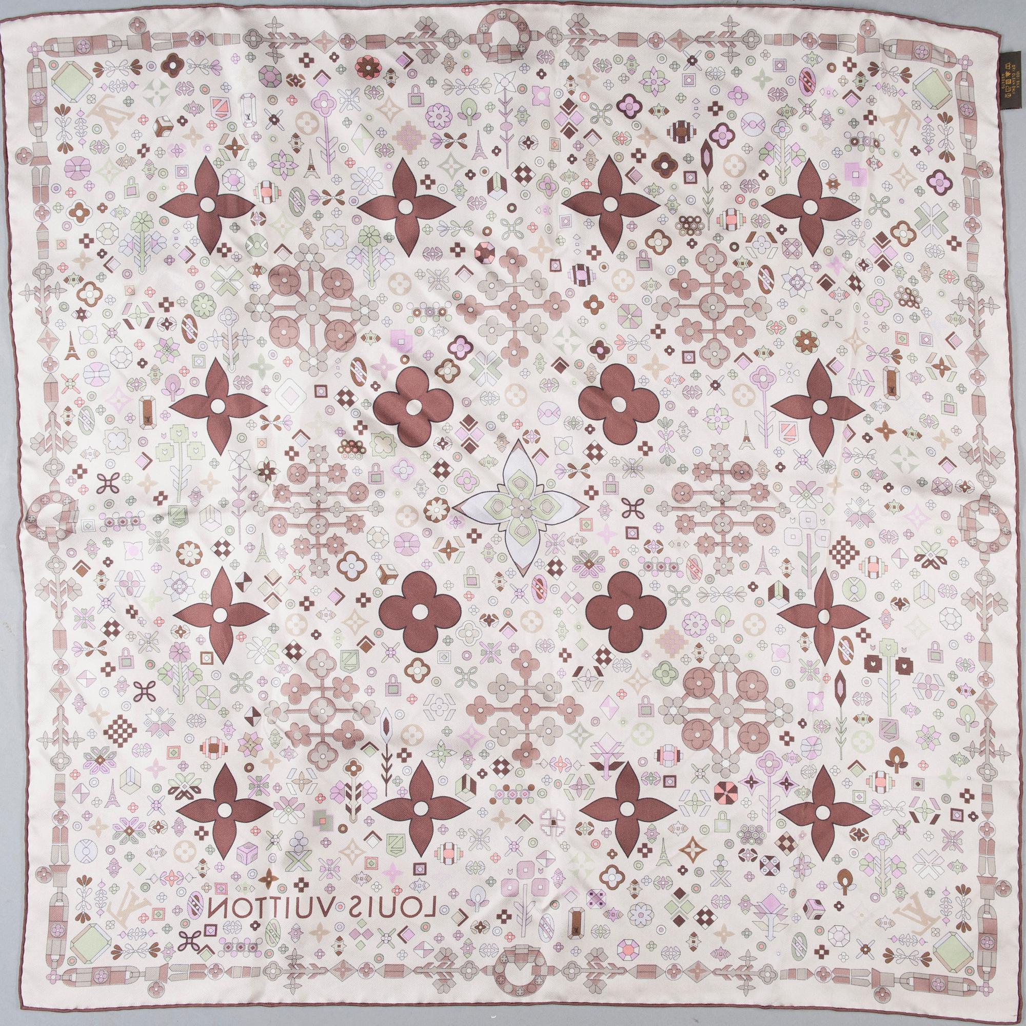 SCARF, Louis Vuitton.