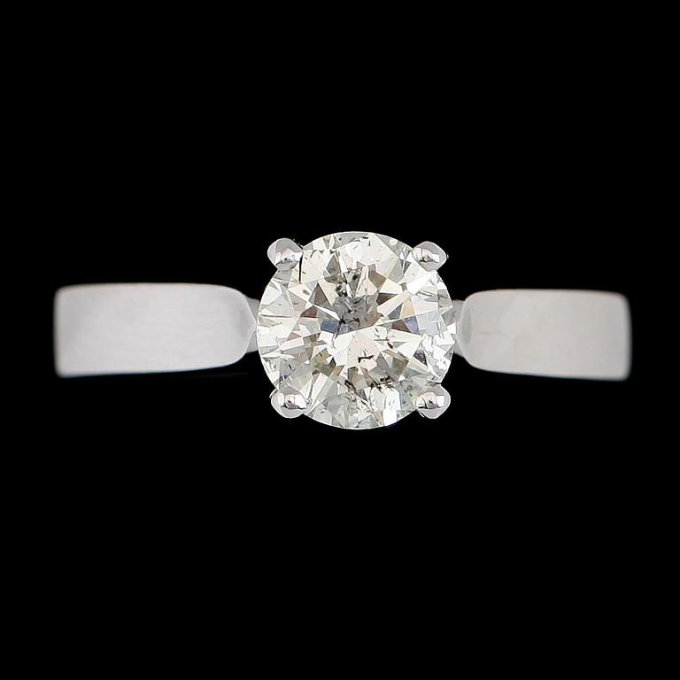 RING, 18K vitguld, solitär briljantslipad diamant ca 1.05 ct. Vikt ca 4 g.