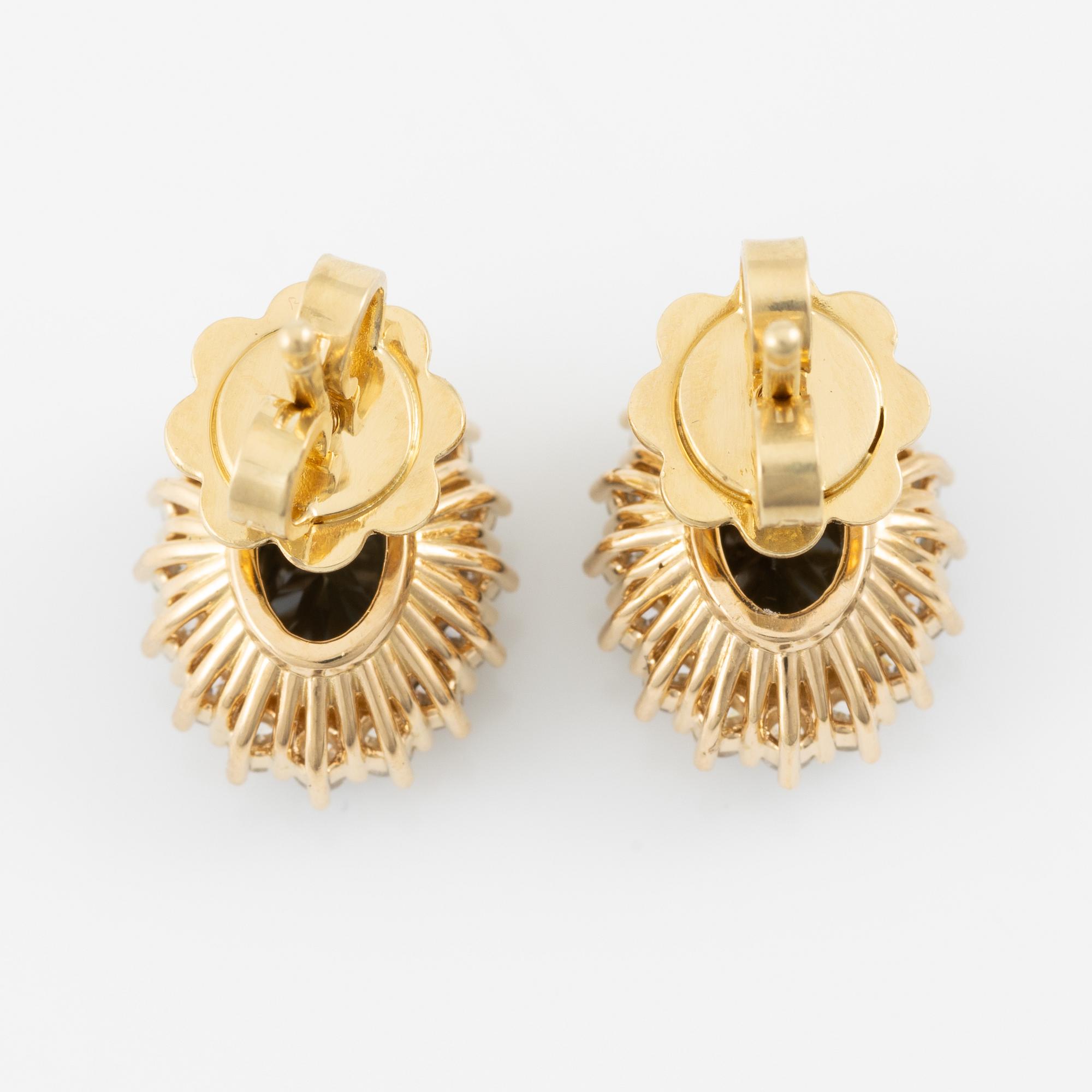 Earrings 18K gold with green tourmalines and brilliant-cut diamonds.