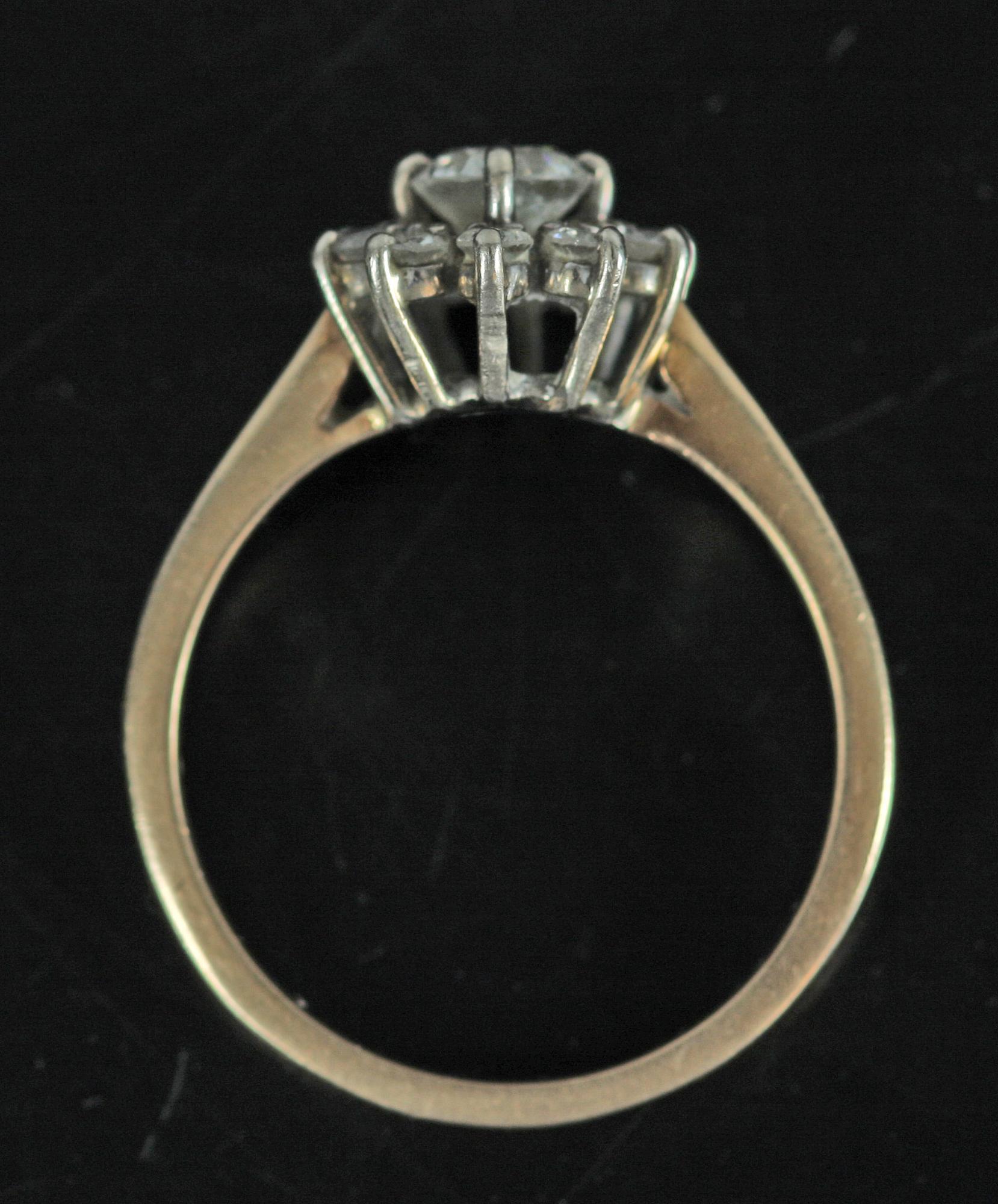 RING, 14 K guld, briljantslipad diamant, ca 0,5 ct, med 10 mindre briljanter.