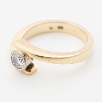 18K gold ring with a round brilliant-cut diamond.