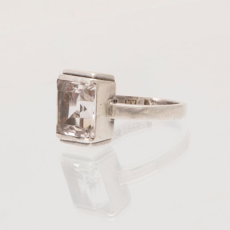 Wiwen Nilsson, ring silver med carréslipad bergkristall, Lund 1942.