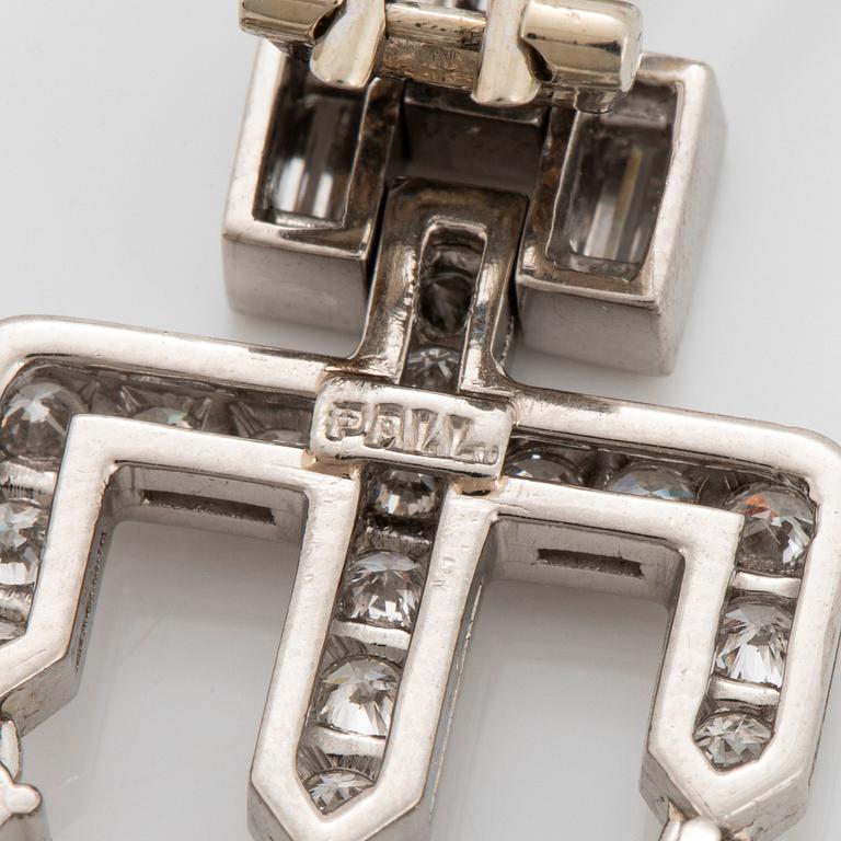 Ett par örhängen med runda briljant- och baguetteslipade diamanter.