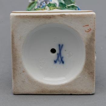 BLÄCKHORN samt LJUSSTKAR, ett par, porslin, Meissen, 18/1900-tal.