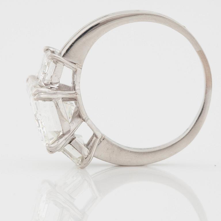 RING med smaragdslipad diamant, 5.37 ct. Kvalitet H/VVS2 enligt certifiklat från GIA.