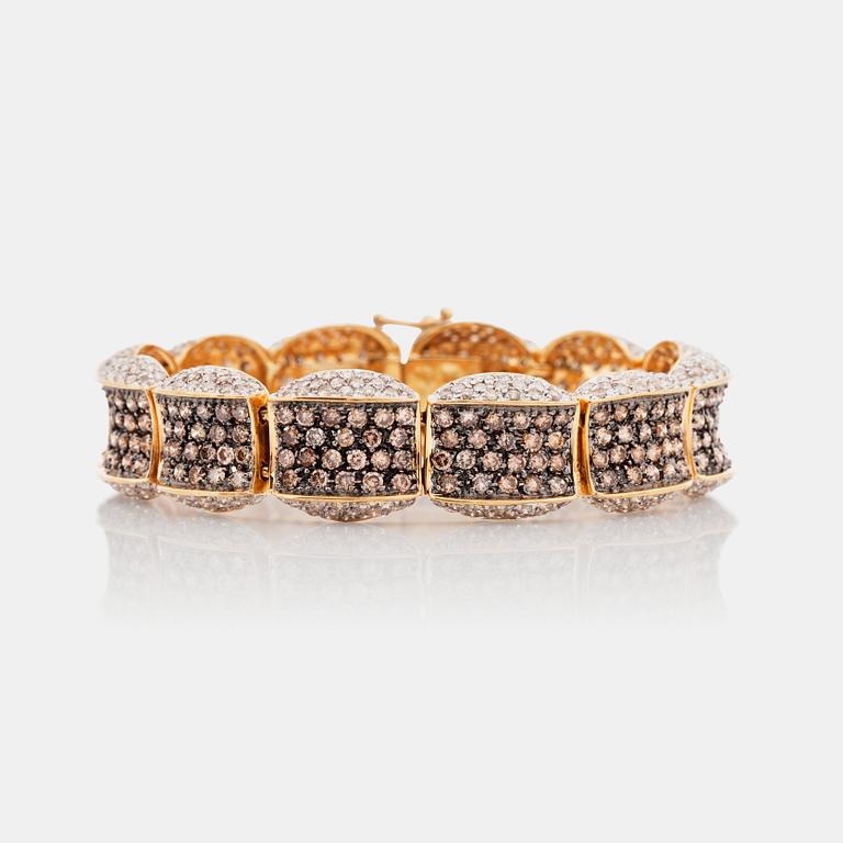 A brown and white brilliant-cut diamond bracelet. Total carat weight 11.57 cts.