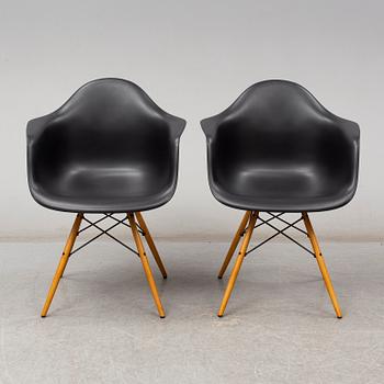 CHARLES & RAY EAMES, karmstolar, 1 par, "DAW", Vitra, 2017.