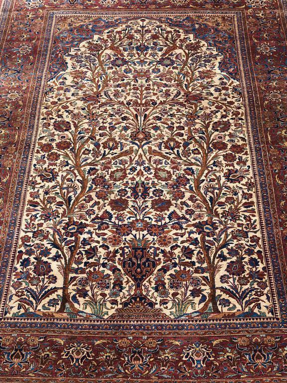 A RUG. A semi-antique silk Kashan. 205,5 x 131,5 cm.