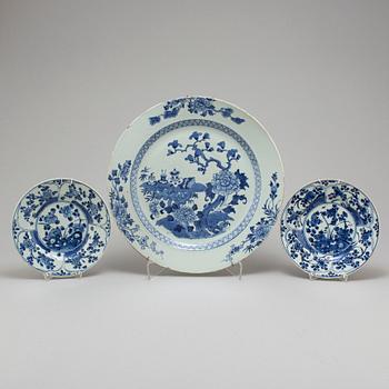 A blue and white dish, Qing dynasty, Qianlong (1736-95).