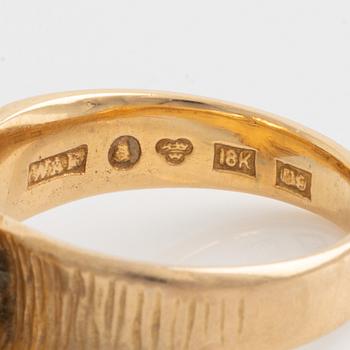 WA Bolin ring in 18K gold and enamel with round brilliant-cut diamonds, designed by Barbro Littmarck.