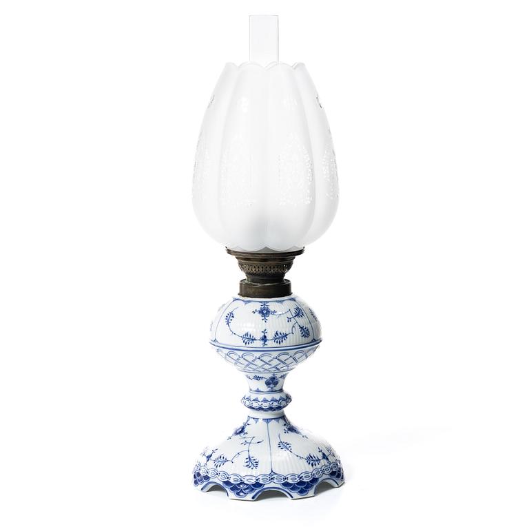 Royal Copenhagen, fotogenlampa, "Musselmalet", Danmark, 1870-90.