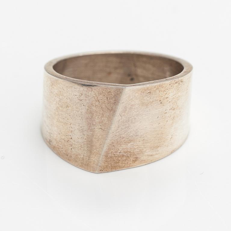 Pekka Piekäinen, Ring, sterlingsilver. Platinoro, Åbo 2007.