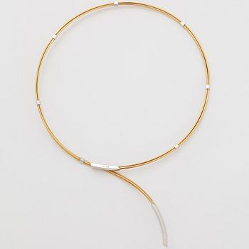 An 18K gold and white gold necklace set with round brilliant-cut diamonds.