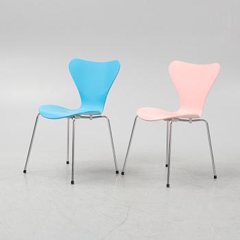 Arne Jacobsen, stolar, ett par, "Sjuan", Fritz Hansen, Danmark., daterade 2006.