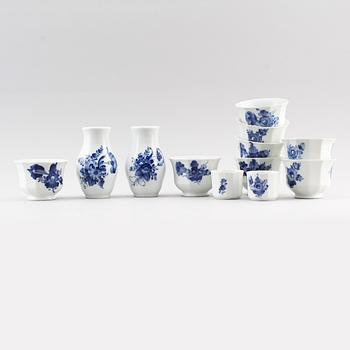 SAMLING SERVISDELAR, 12 delar, porslin, "Blå Blomst", Royal Copenhagen.