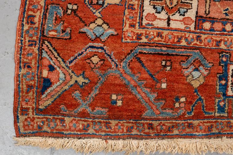 Matto, antique Heriz, ca 334 x 271-276 cm ( ca 1-4 cm flat weave at the ends).