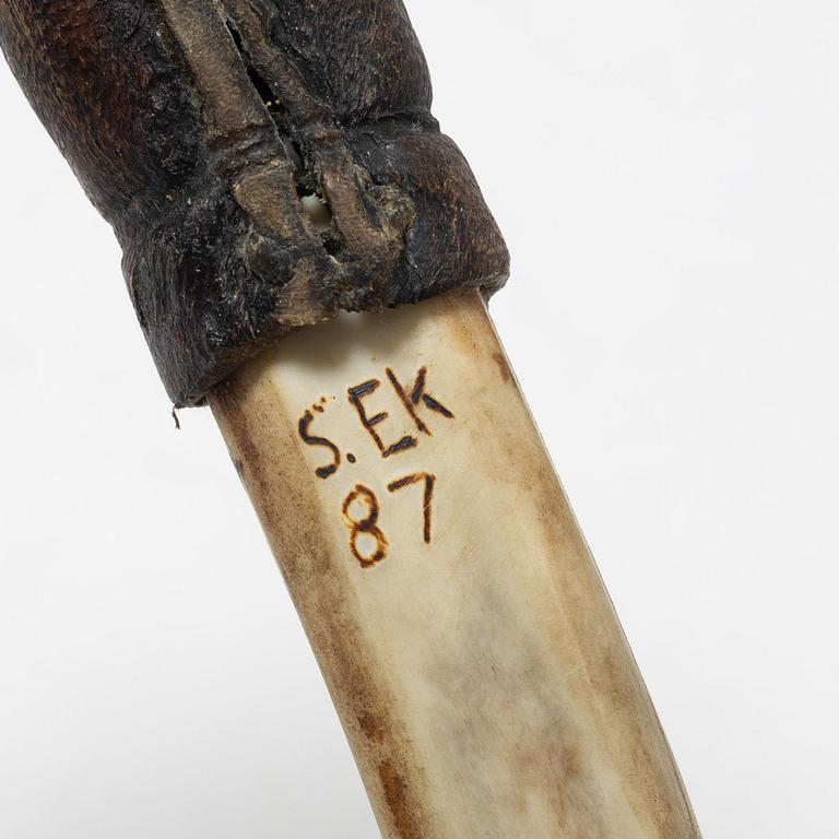 Eight knives, of which seven are half-horn knives, signed.