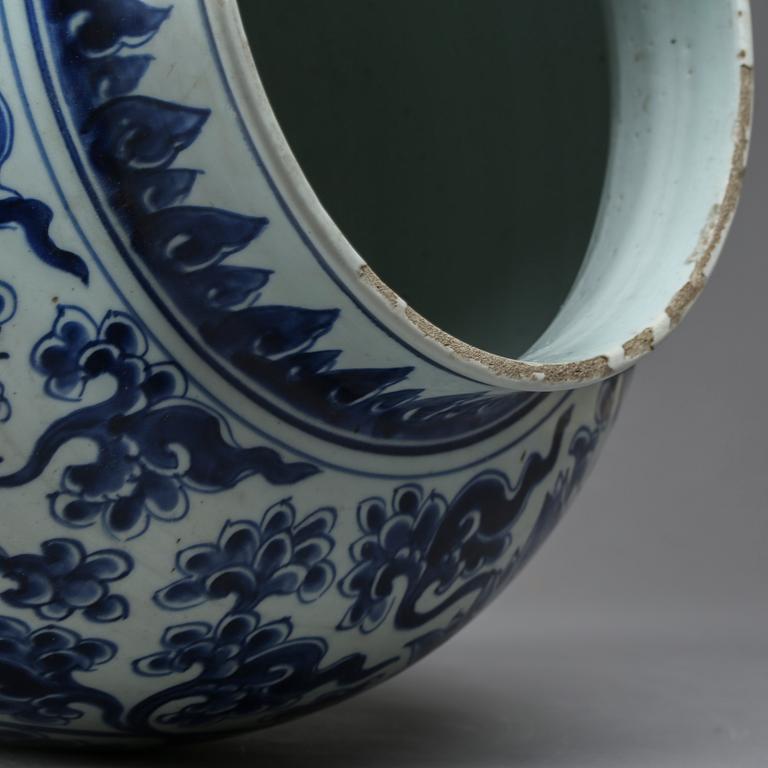 A large blue and white jar, Qing dynasty, Kangxi (1662-1722).