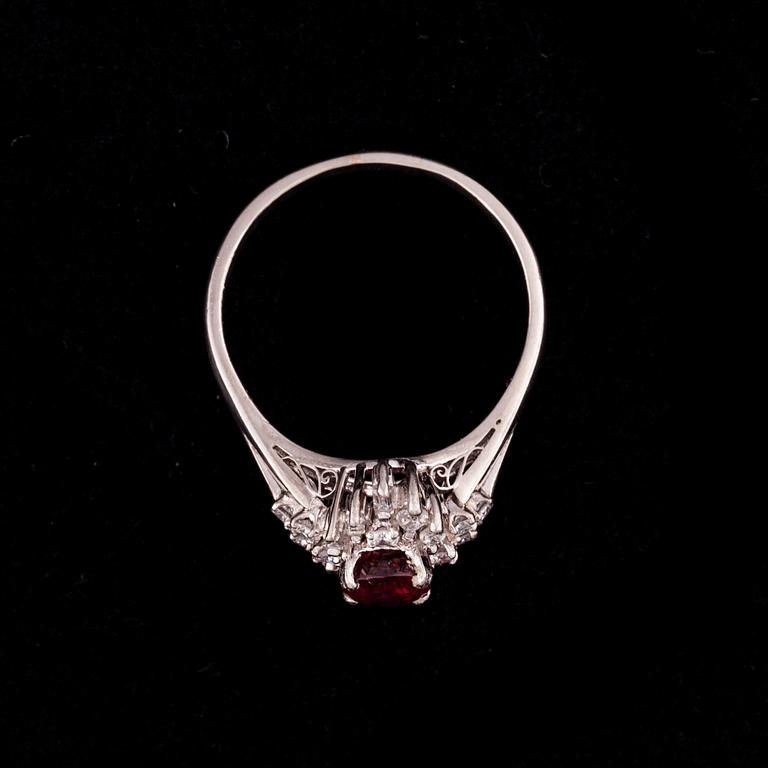 RING, platina, rubin, diamanter. Vikt ca 5,6 g.
