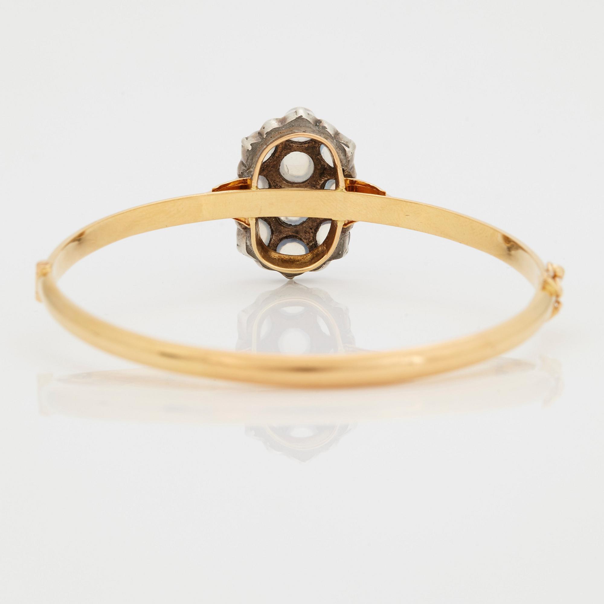 ARMRING och ÖRHÄNGEN med cabochonslipade månstenar och markasiter.