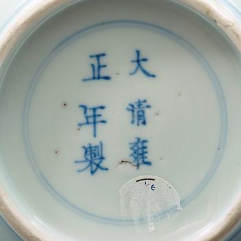 SKÅL, porslin. Qing dynastin, 1700-tal, med Yongzheng sex karaktärers märke.