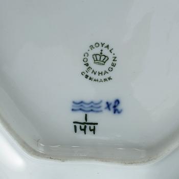 SERVIS, 96 delar, porslin, "Musselmalet", Royal Copenhagen, 1900-talets andra hälft.